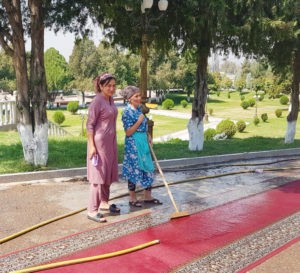 Teppichschrupperinnen-tadschikistan
