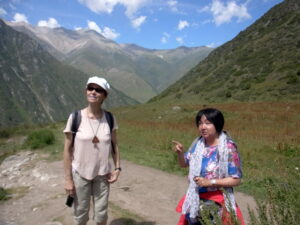 Wanderung mit einheimischen Frauen im Ala Artscha-Nationalpark in Kirgistan