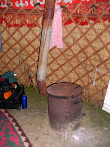 Reise-Erfahrung in Kirgistan: Übernachtung in der Jurte mit Öfchen zum Heizen