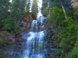 Wasserfall im Djety Oguz-Tal auf einer Frauenwanderreise in Kirgistan