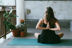 Yoga und Meditation entspannen vor dem Einschlafen. Bildrechte: Avrielle Suleiman via Unsplash