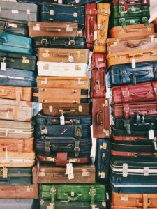 Jede Menge Koffer in Vintage Design, die Lust machen auf organisiertes Packen für die nächste Reise. Bild: caroline-selfors-unsplash