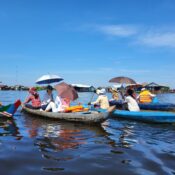 Frauenreise in Kambodscha - Frauen rudern uns auf dem Tonle Sap