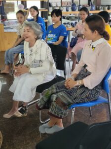 Frauenreise in Laos - Laos Disabled Women Center-Gründerin neben der laotischen Reiseleiterin Da