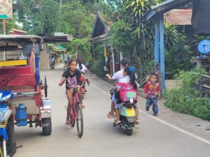 Frauenreise in Laos - Straßenszene mit Kindern im Norden