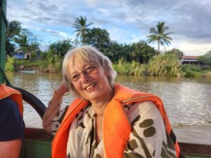 WomenFairTravel-Gründerin Evelyn Bader auf dem Boot in Kambodscha