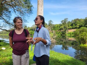 WomenFairTravel-Reiseleiterin Simona im Gespräch mit Kollegin So