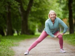 Frau stretcht unterwegs ihre Beine. Quelle: SeventyFour via CanvaPro
