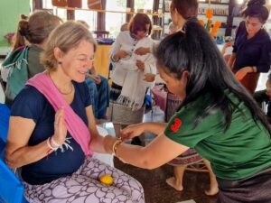 Begegnungen mit Frauen in Laos bei einer Baci Zeremonie. Quelle: Simona Mona