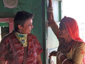 WomenFairTravel-Reiseleiterin Sheetal Thakur im Gespräch mit einer Frau in Nordindien