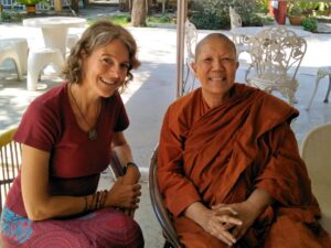 WomenFairTravel-Reiseleiterin Simona im Gespräch mit Mother Abbess in Bangkok. Quelle: Simona Mona