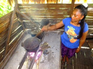Bribri-Gastgeberin in Costa Rica - Bild Cahuita Tours
