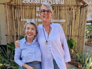 Christine am Eingang mit Gruenderin Bild Simona 2024