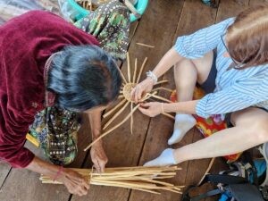 Flechtarbeit im Frauenprojekt in Kambodscha - Bild Simona Mona 2025