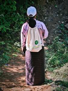 Reiseleiterin in Bhutan. Bild: Katja Tremel