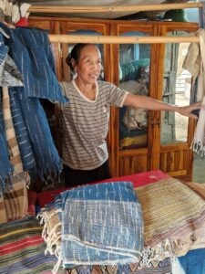 Weberin in Nordlaos - Bild Simona Mona 2025