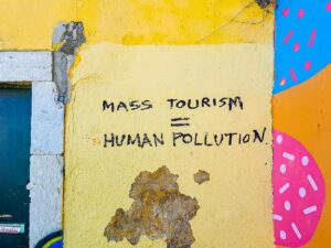 Overtourism is Human Pollution - Bild Mark de Jon via Unsplash